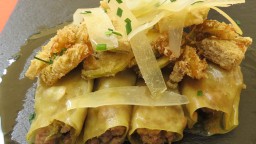 Recepta de cuina de Canelons de botifarra amb carxofes sense beixamel i amb encenalls de formatge